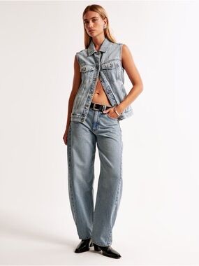 Abercrombie & Fitch Light Blue Curve Love Barrel Jeans